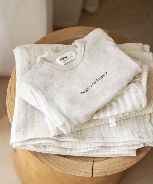 T-shirt fines rayures câlins et bisous beige