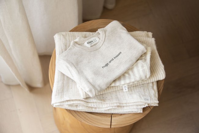 T-shirt fines rayures câlins et bisous beige