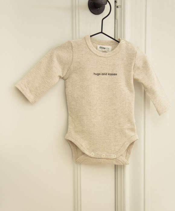 Body fines rayures câlins et bisous beige