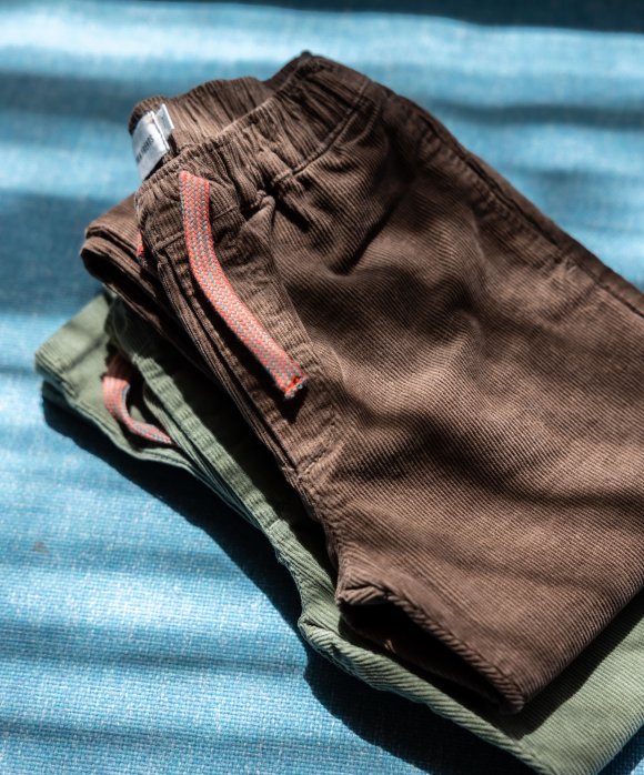Confortable Pantalon côtes brun foncé