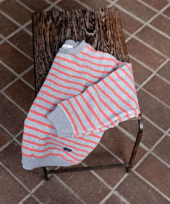 Sweater rayé gris foncé