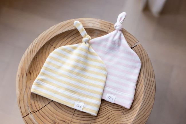 Bonnet côte rayée rose clair