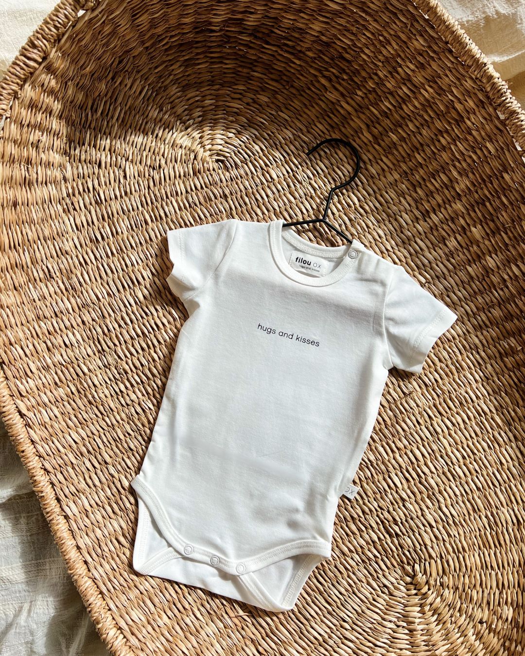 Body KM hugs and kisses ecru 06m-09m