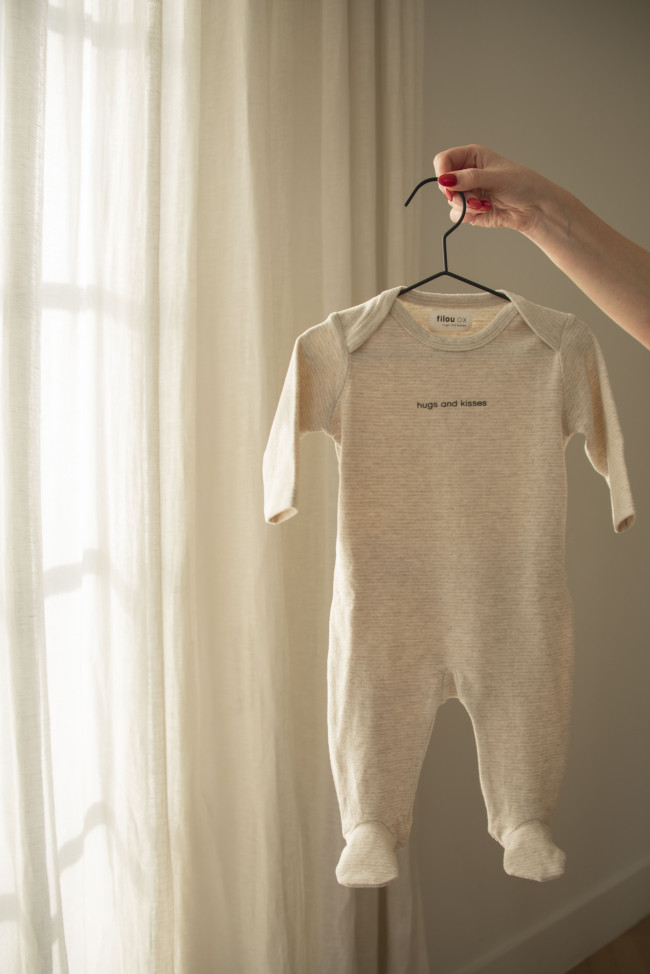 Pyjama fijne streep hugs and kisses beige 01m-03m
