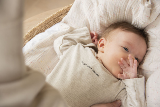 Pyjama fijne streep hugs and kisses beige 00m